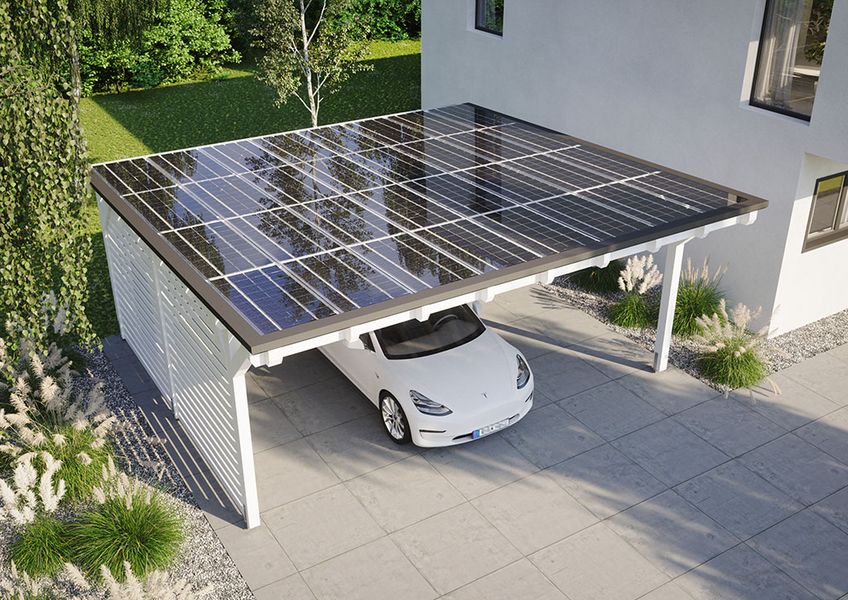 Solar-Carport mit Photovoltaikmodulen, unter dem ein weißes Auto geparkt ist, neben einem modernen Einfamilienhaus.