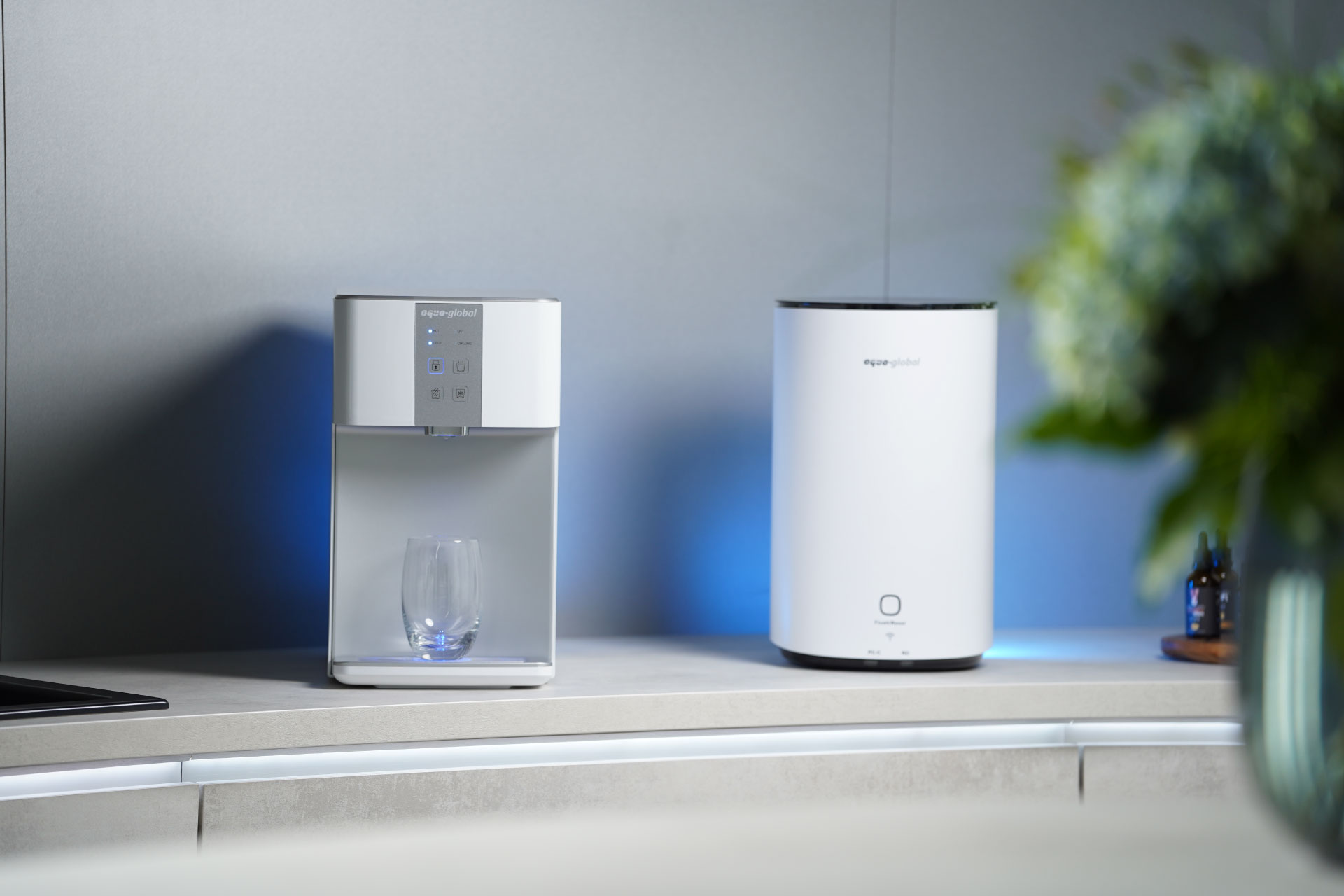 Aqua Global Wassersystem mit Glas und Zubehör in moderner Umgebung