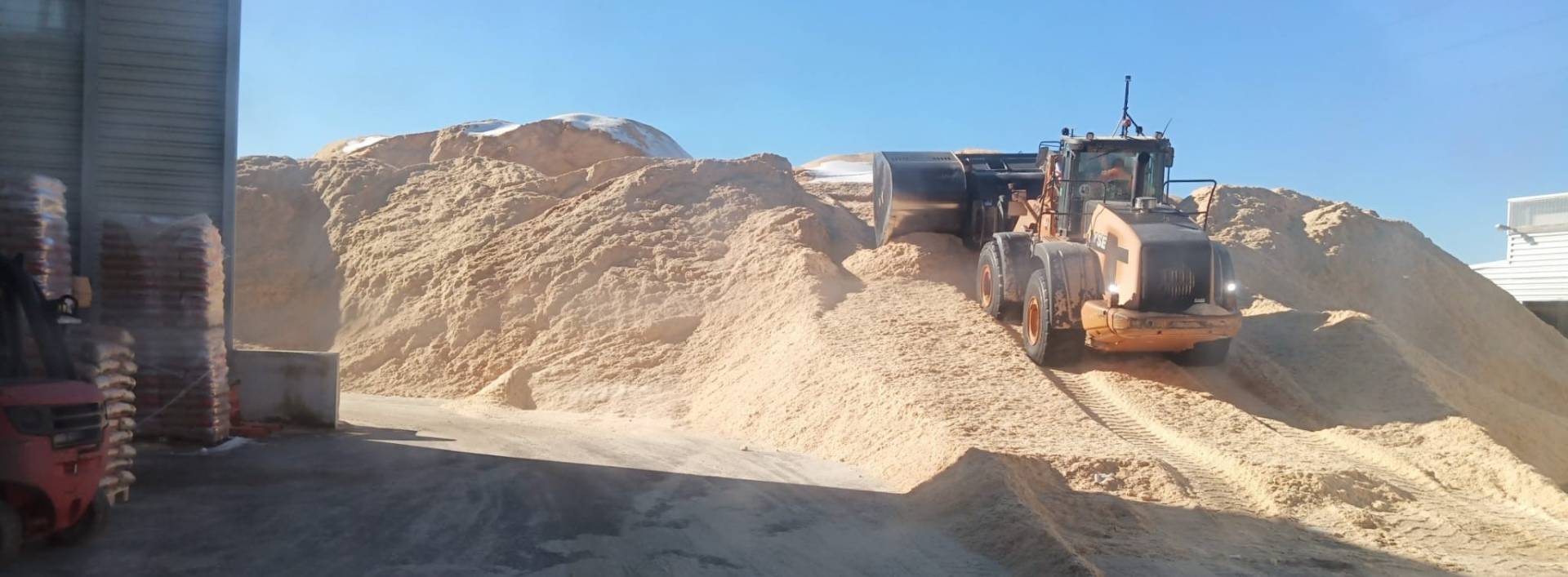 Radlader bei der Holzverarbeitung am Dorr-Biomassehof. Pellets kaufen.